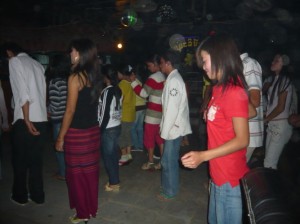et oui au Laos aussi on danse le charlestonne