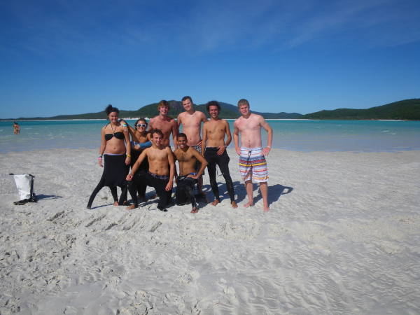 photo de groupe sur la plage de sable blanc !